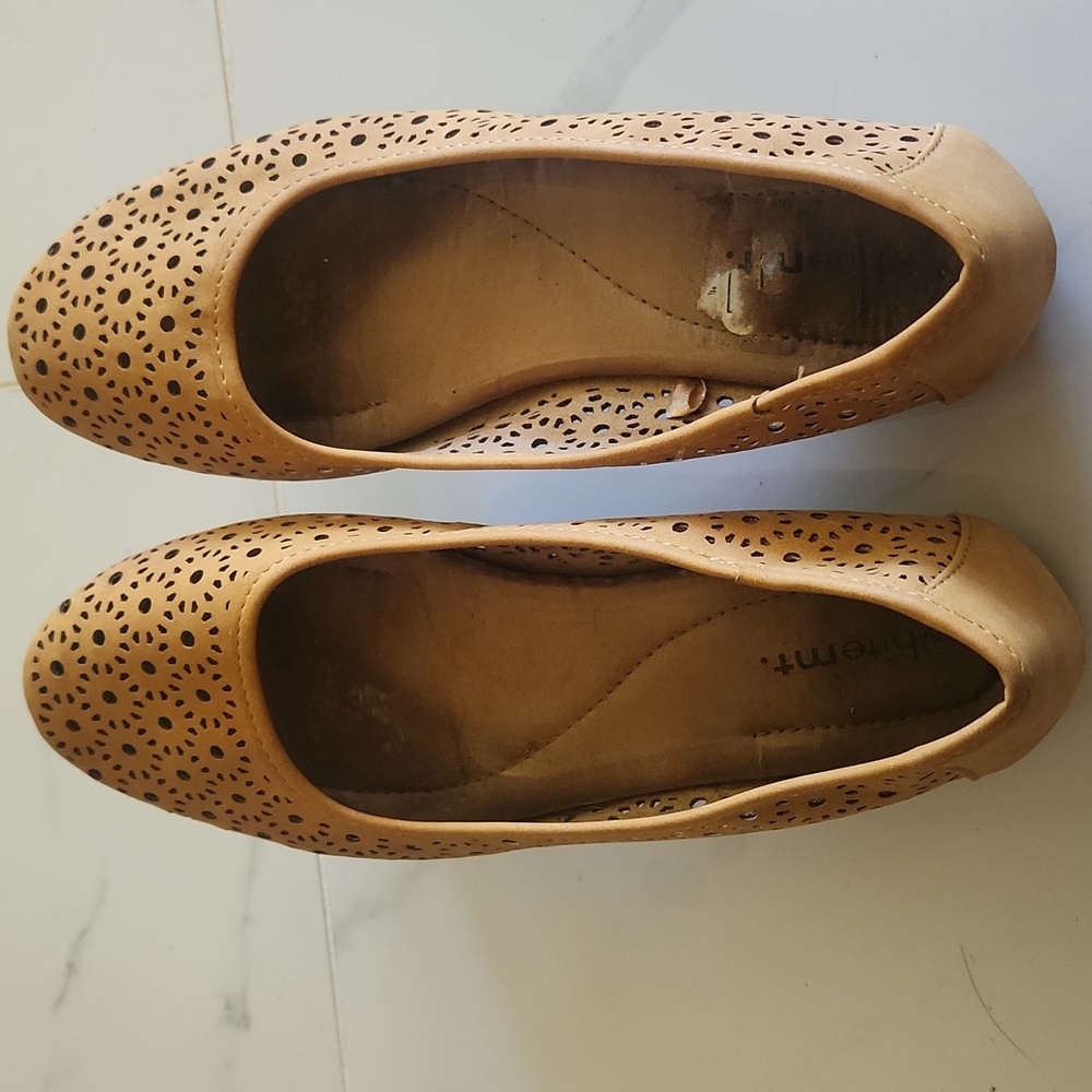 White Mountain Perforated Golden Mustard Brown Sz 9 1/2M Flats - Picture 8 of 11